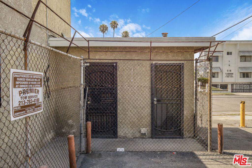 7427 S Figueroa Street Property Photo 3