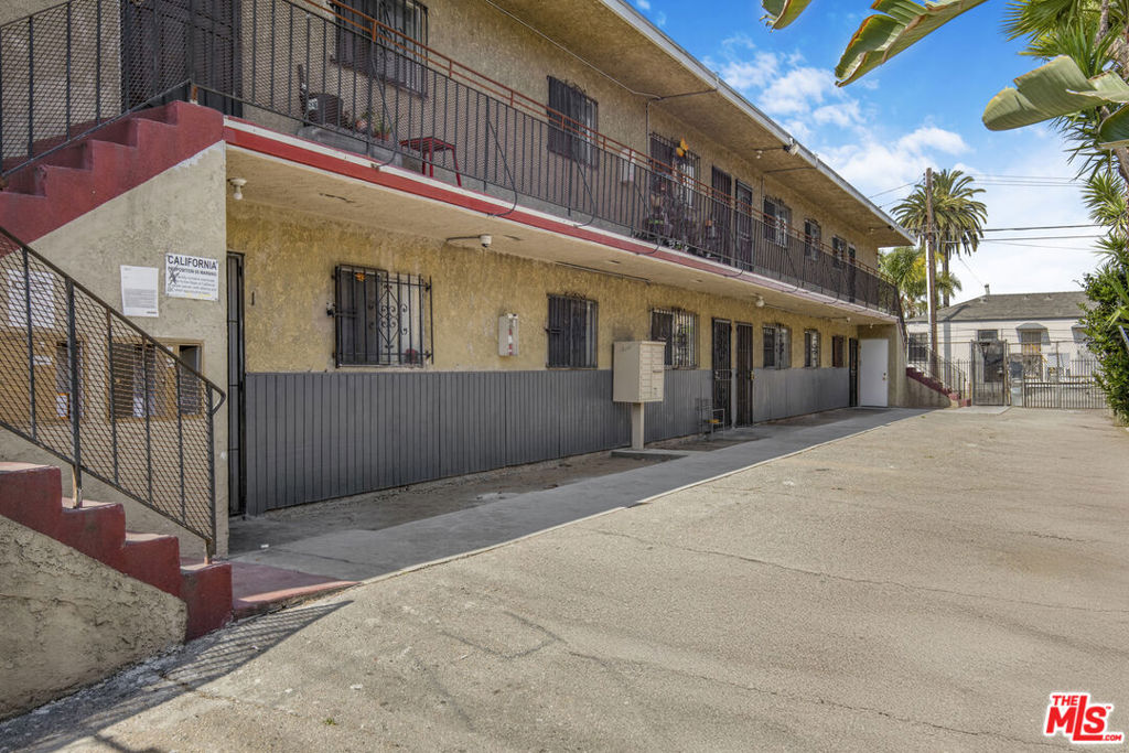 7427 S Figueroa Street Property Photo 4