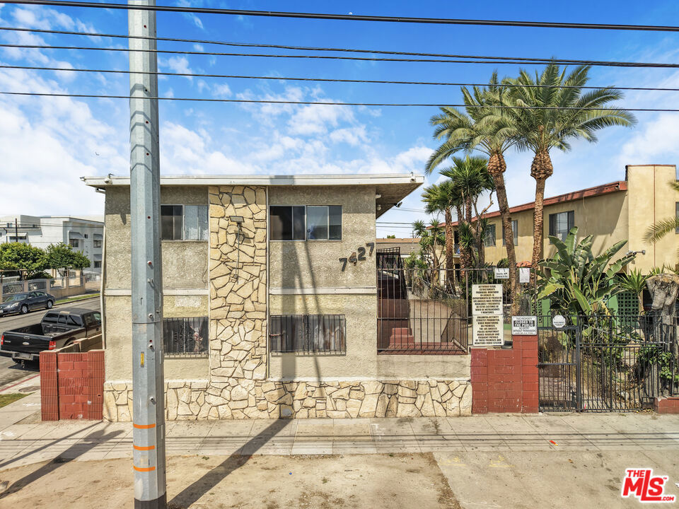7427 S Figueroa Street Property Photo 5