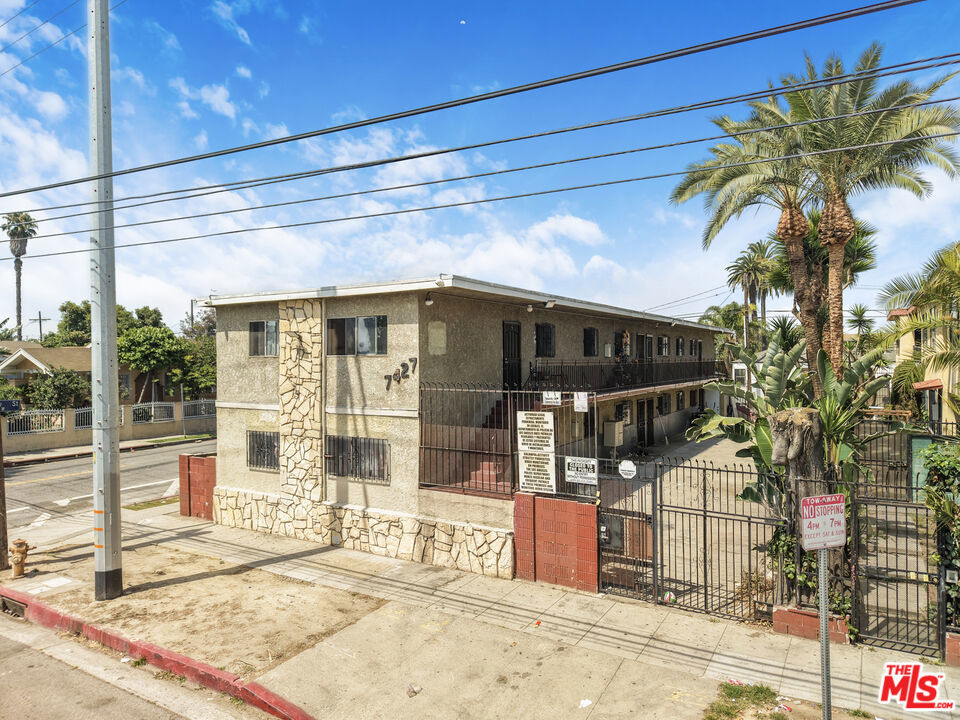 7427 S Figueroa Street Property Photo 6