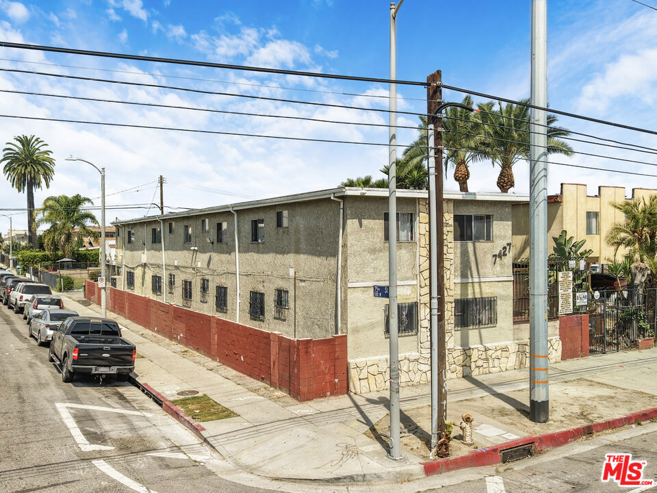7427 S Figueroa Street Property Photo 7