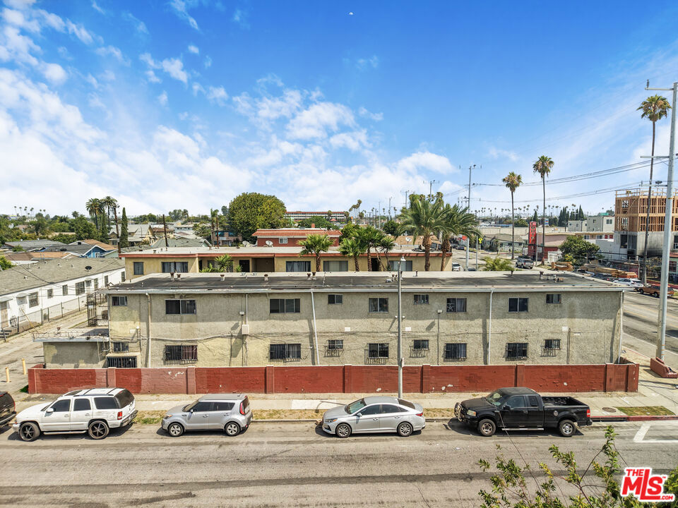 7427 S Figueroa Street Property Photo 8