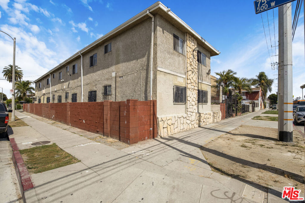 7427 S Figueroa Street Property Photo 20