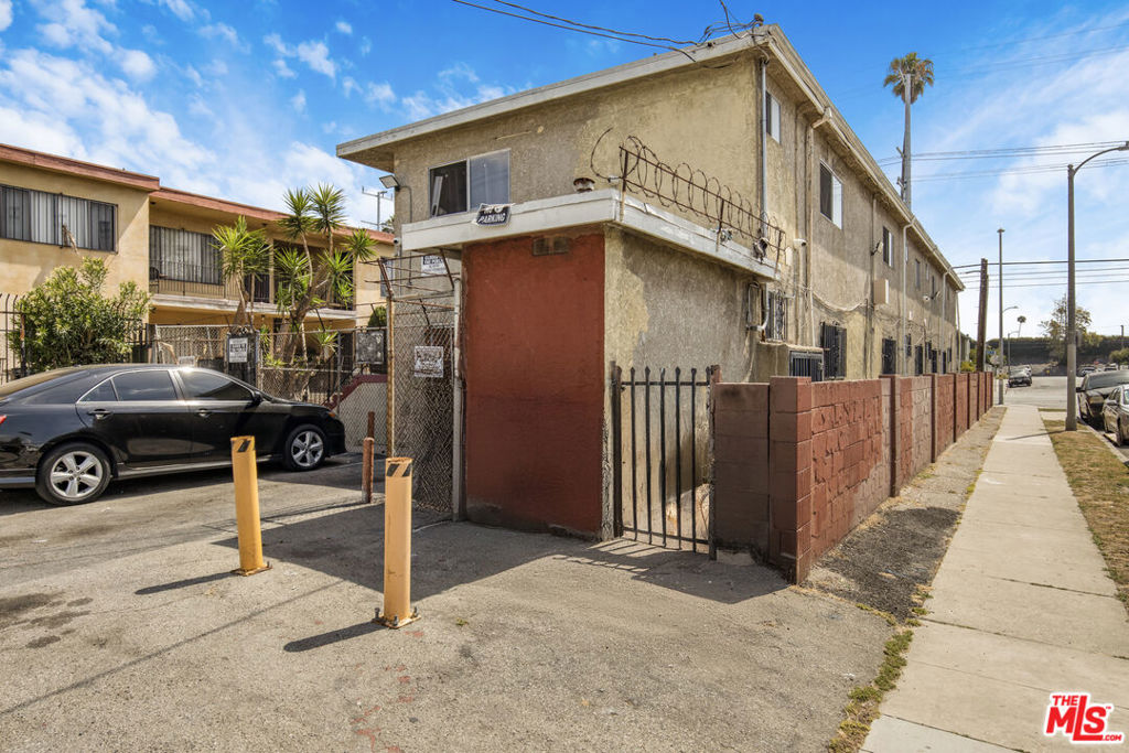 7427 S Figueroa Street Property Photo 21