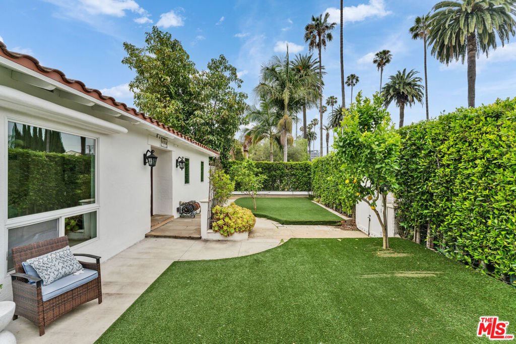 256 N Doheny Drive Property Photo 2