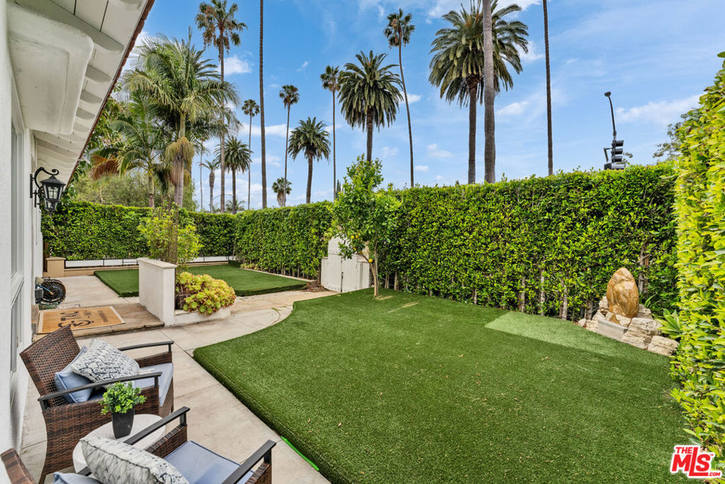 256 N Doheny Drive Property Photo 3