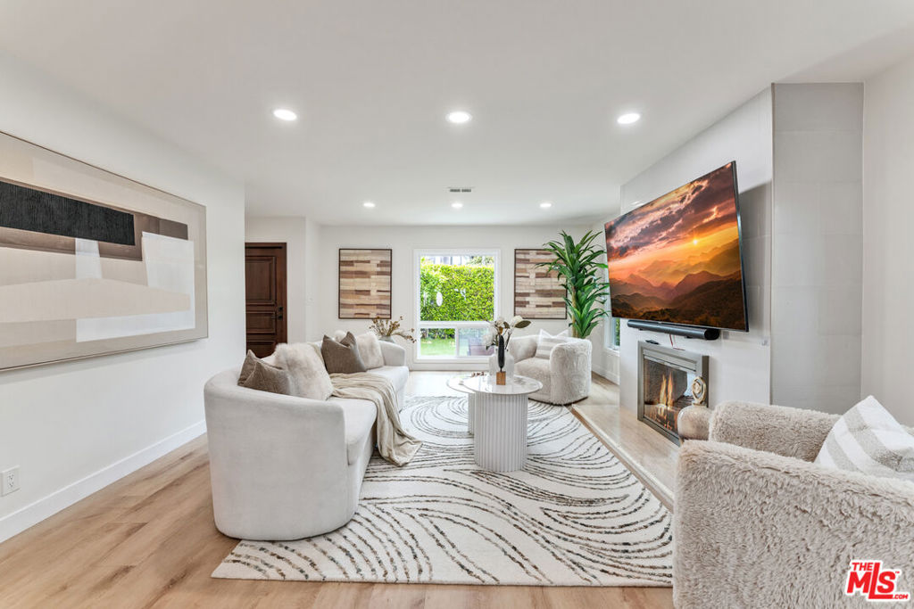 256 N Doheny Drive Property Photo 6