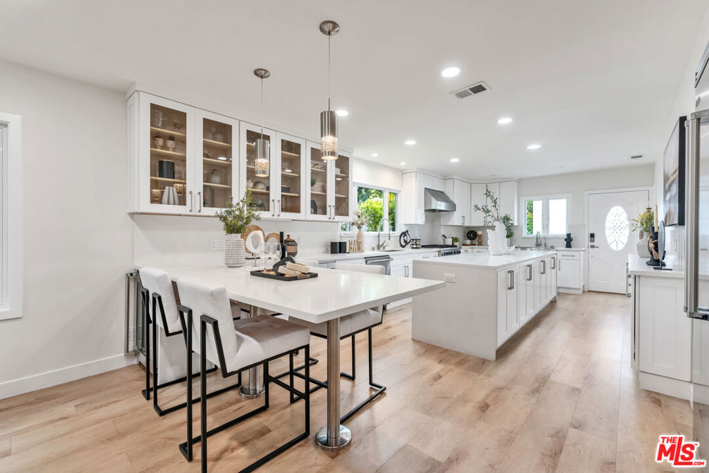 256 N Doheny Drive Property Photo 8