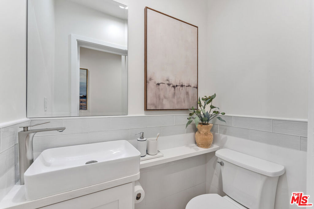 256 N Doheny Drive Property Photo 11