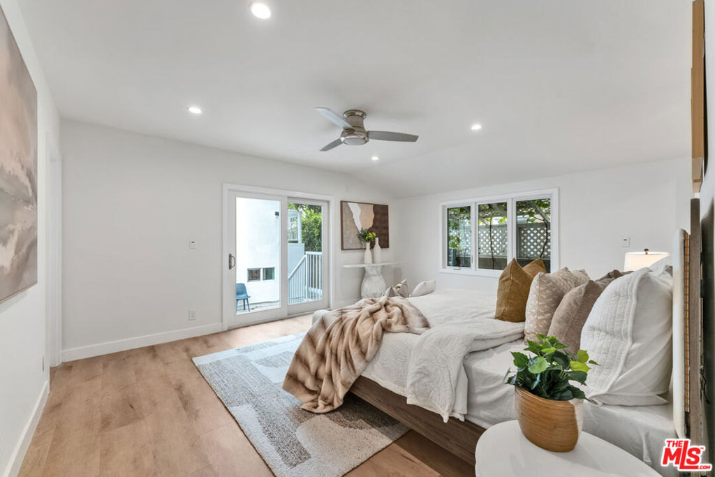 256 N Doheny Drive Property Photo 12