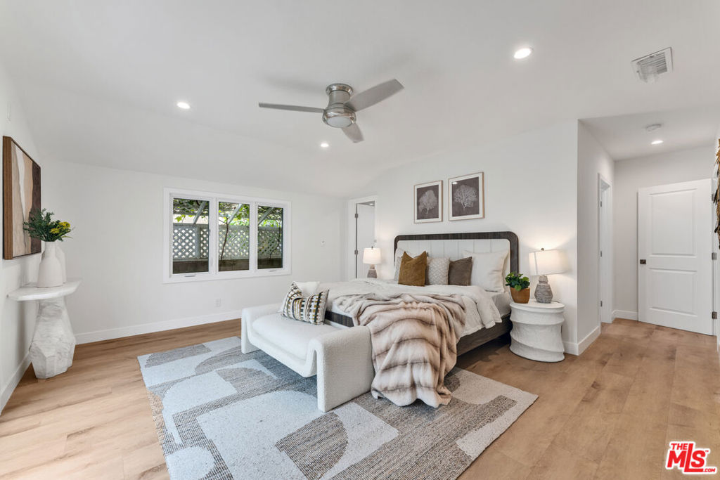 256 N Doheny Drive Property Photo 13