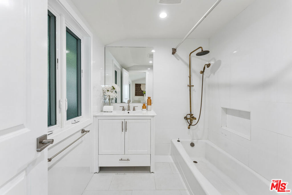 256 N Doheny Drive Property Photo 15