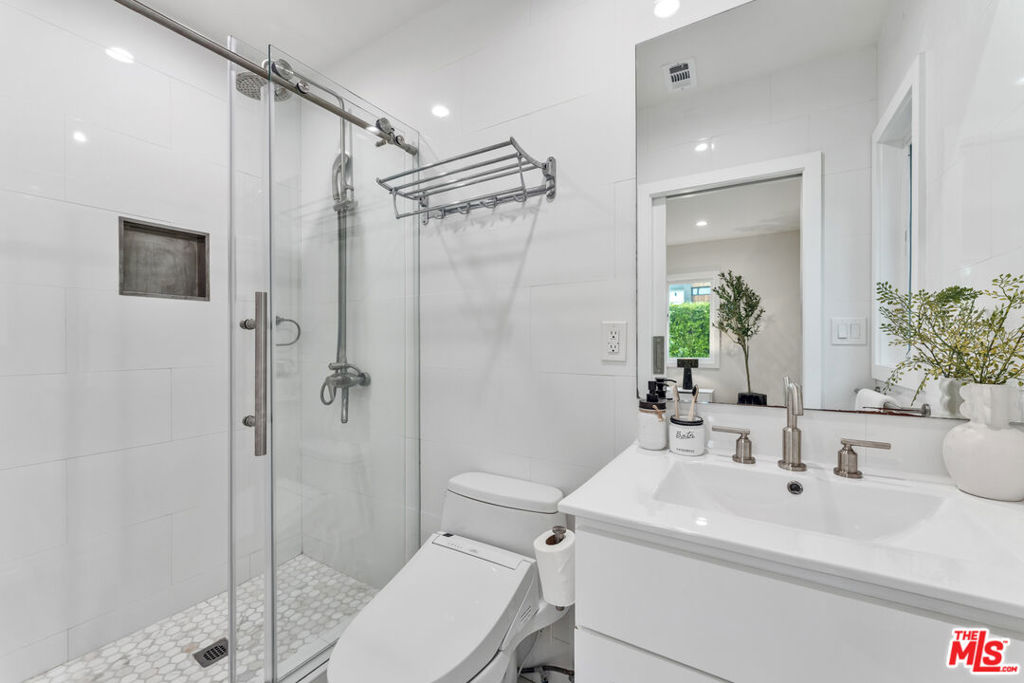 256 N Doheny Drive Property Photo 21