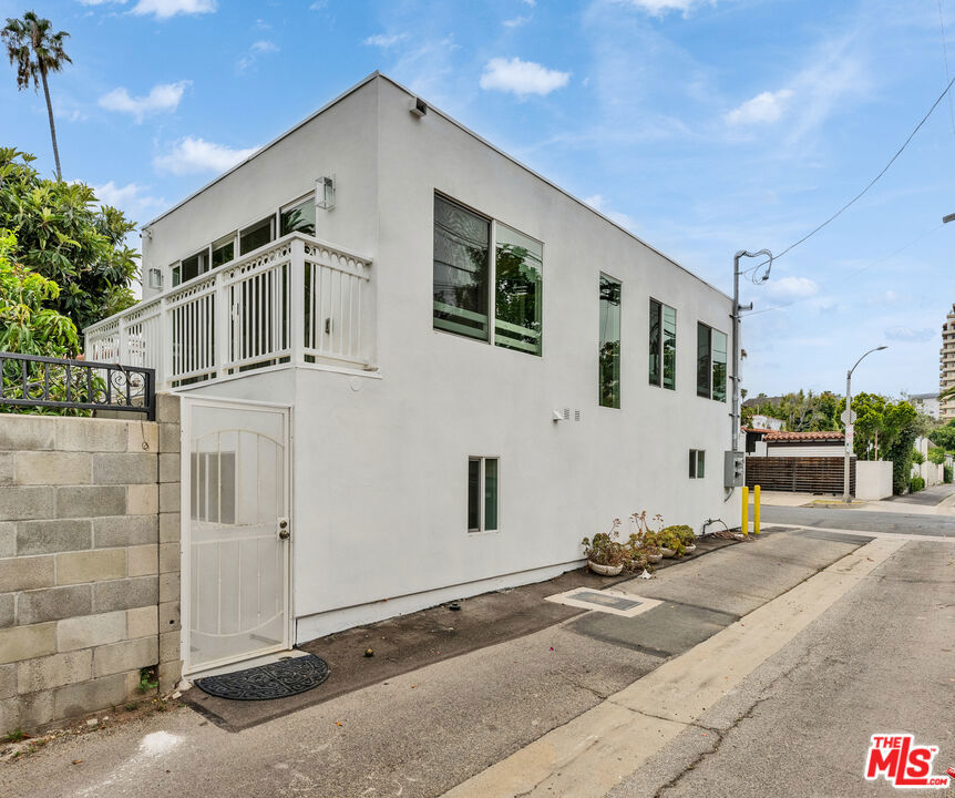 256 N Doheny Drive Property Photo 27