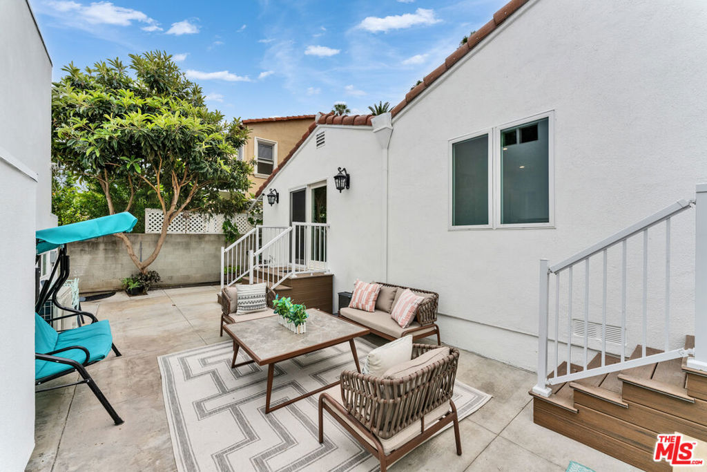 256 N Doheny Drive Property Photo 28