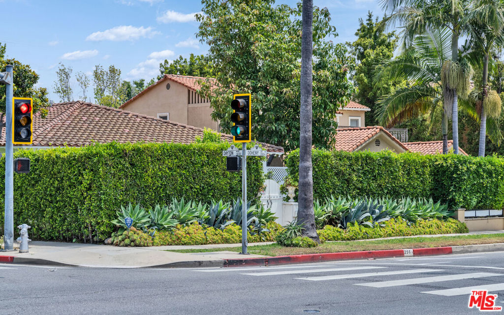 256 N Doheny Drive Property Photo 41