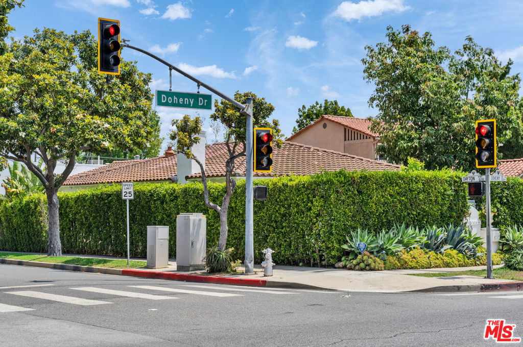 256 N Doheny Drive Property Photo 42