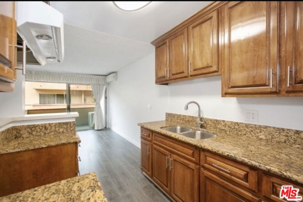 855 Victor Avenue 210 Property Photo 2