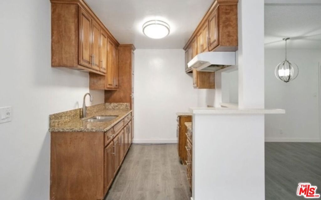 855 Victor Avenue 210 Property Photo 3