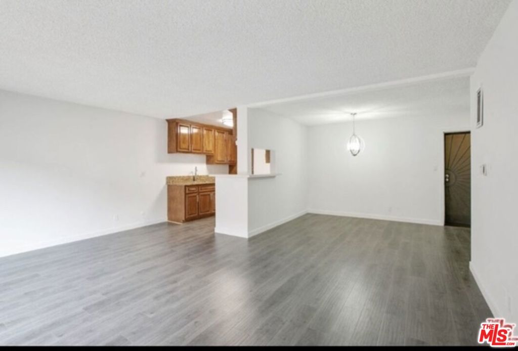 855 Victor Avenue 210 Property Photo 4