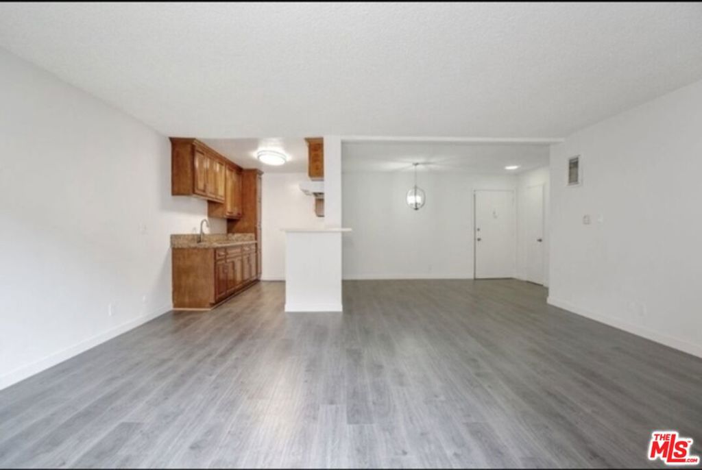 855 Victor Avenue 210 Property Photo 5