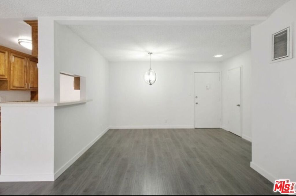 855 Victor Avenue 210 Property Photo 6