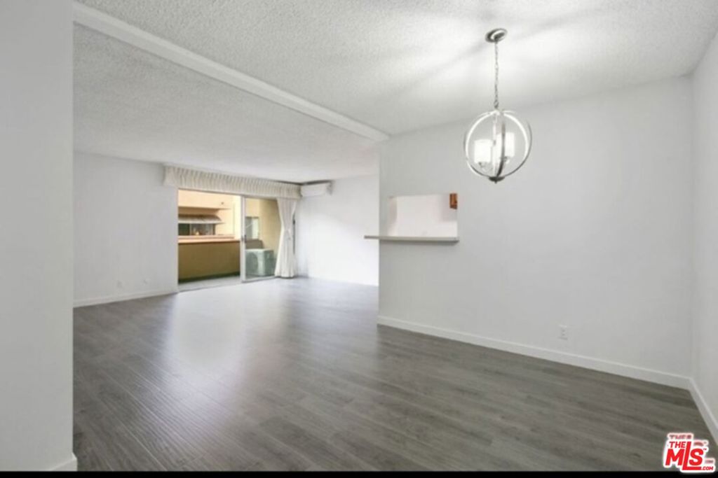 855 Victor Avenue 210 Property Photo 7