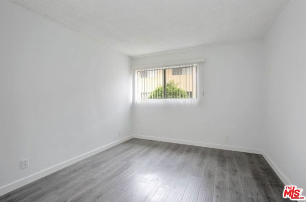 855 Victor Avenue 210 Property Photo 9