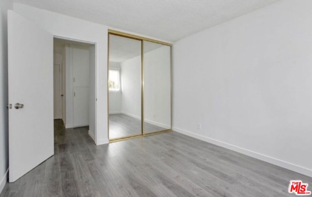 855 Victor Avenue 210 Property Photo 10
