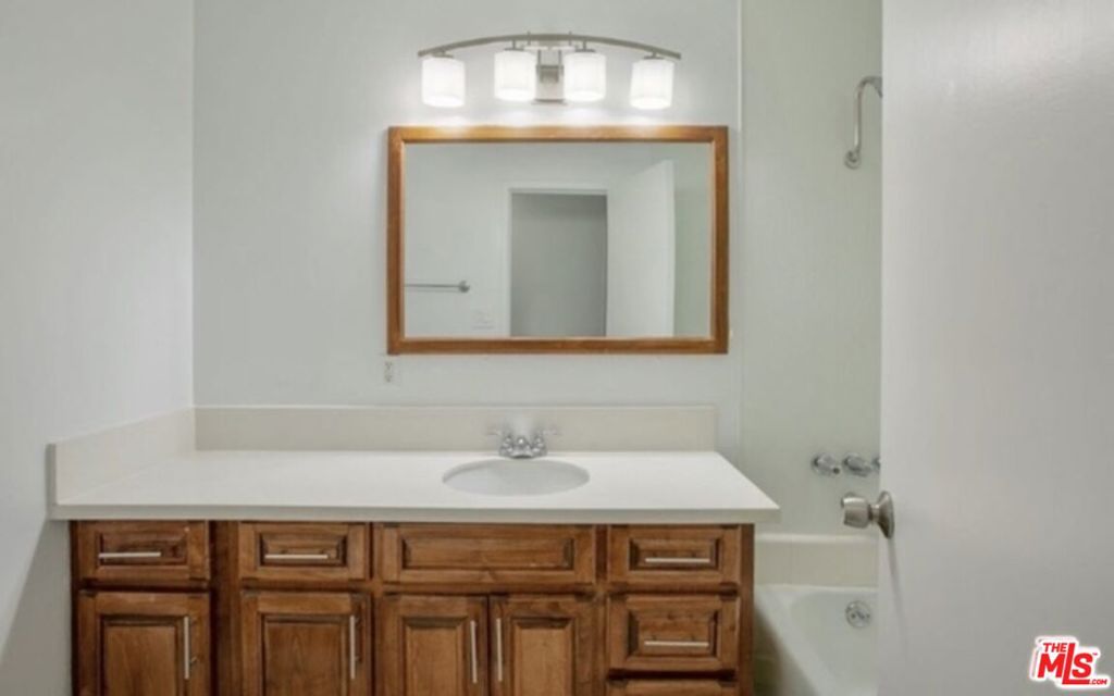 855 Victor Avenue 210 Property Photo 11