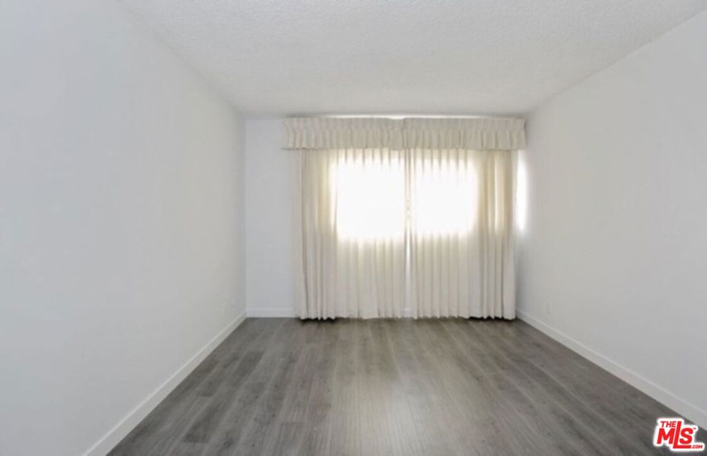 855 Victor Avenue 210 Property Photo 12