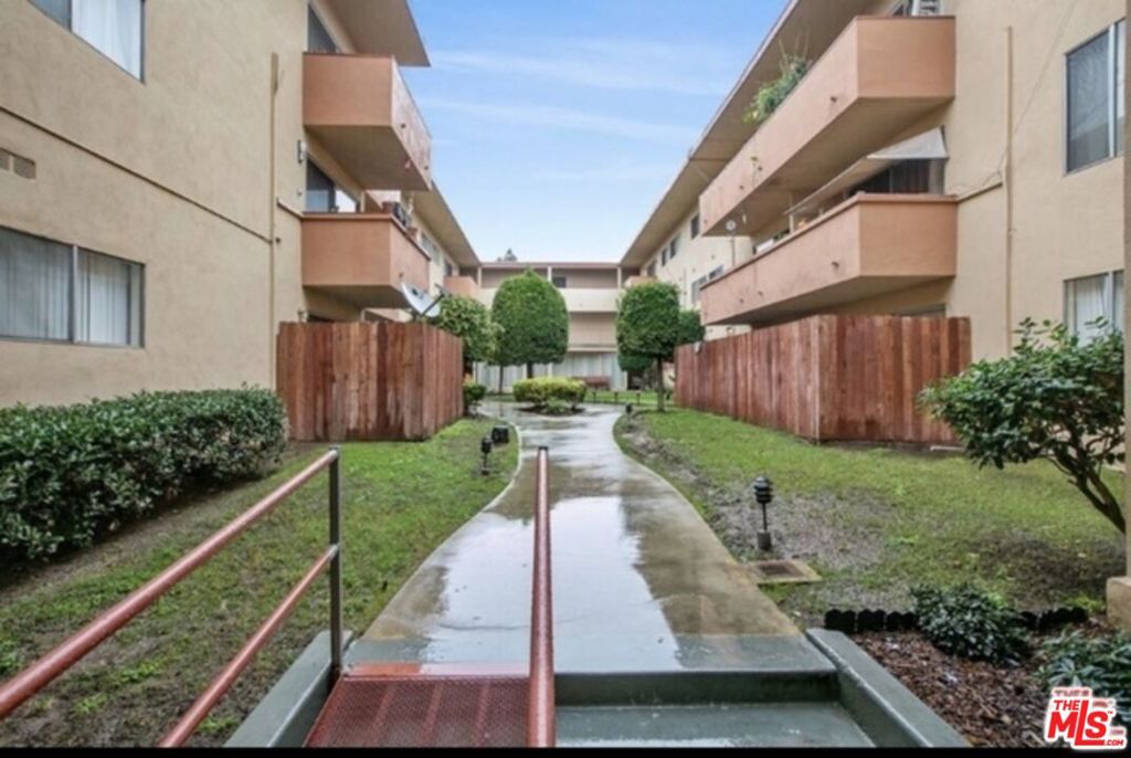 855 Victor Avenue 210 Property Photo 14