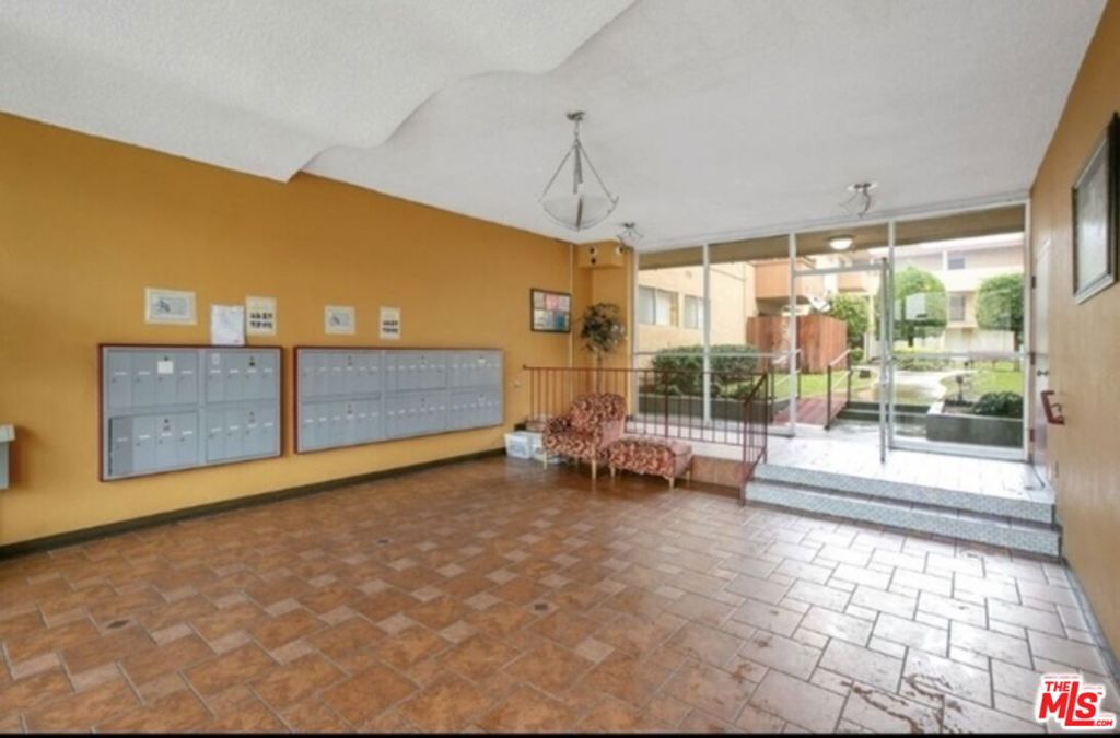 855 Victor Avenue 210 Property Photo 15