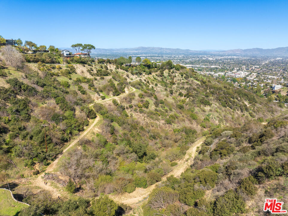 13511 Mulholland Drive Property Photo 13