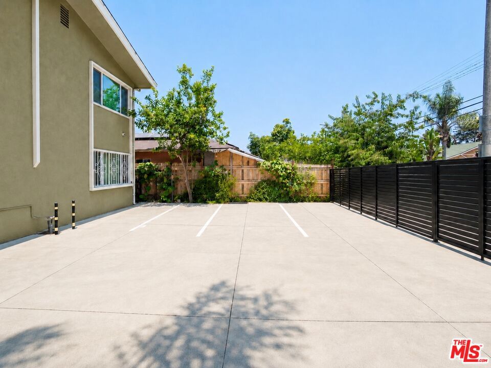 2037 S Burnside Avenue Property Photo 8