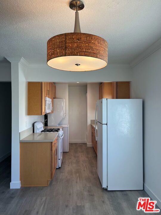 2037 S Burnside Avenue Property Photo 11