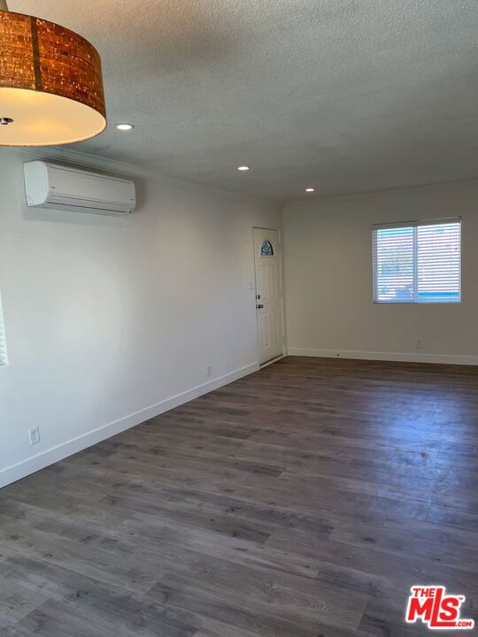 2037 S Burnside Avenue Property Photo 13