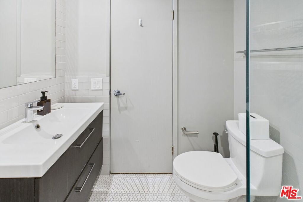 888 Hilgard Avenue 205a Property Photo 9