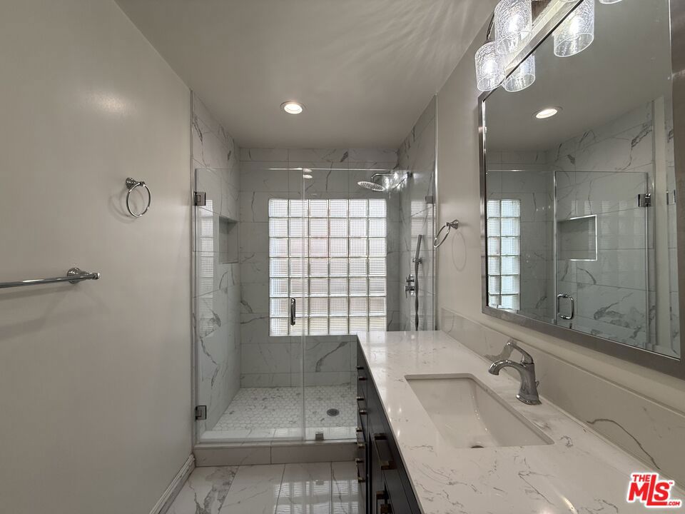 830 S Norton Avenue Property Photo 9