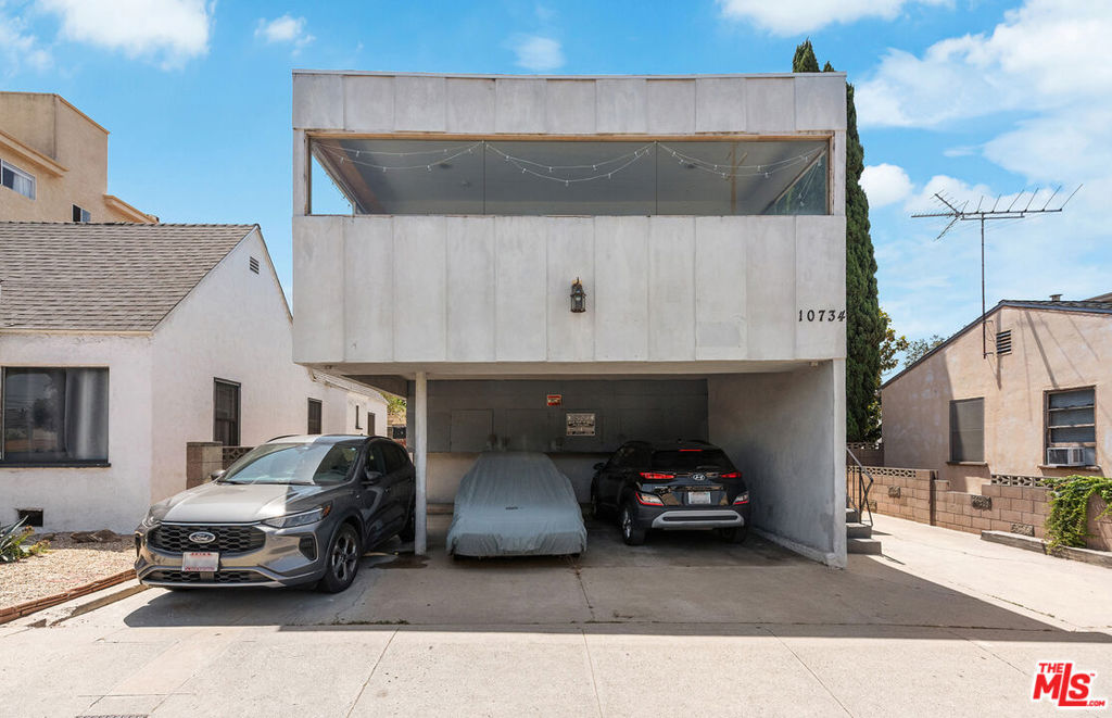 10734 Palms Boulevard Property Photo 1