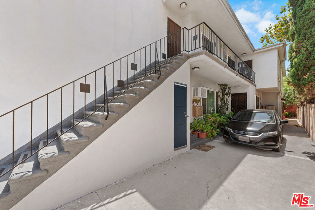 10734 Palms Boulevard Property Photo 6