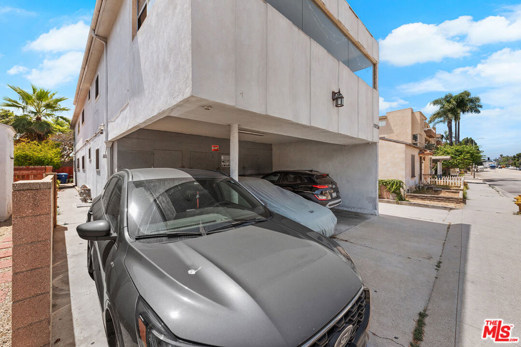 10734 Palms Boulevard Property Photo 7