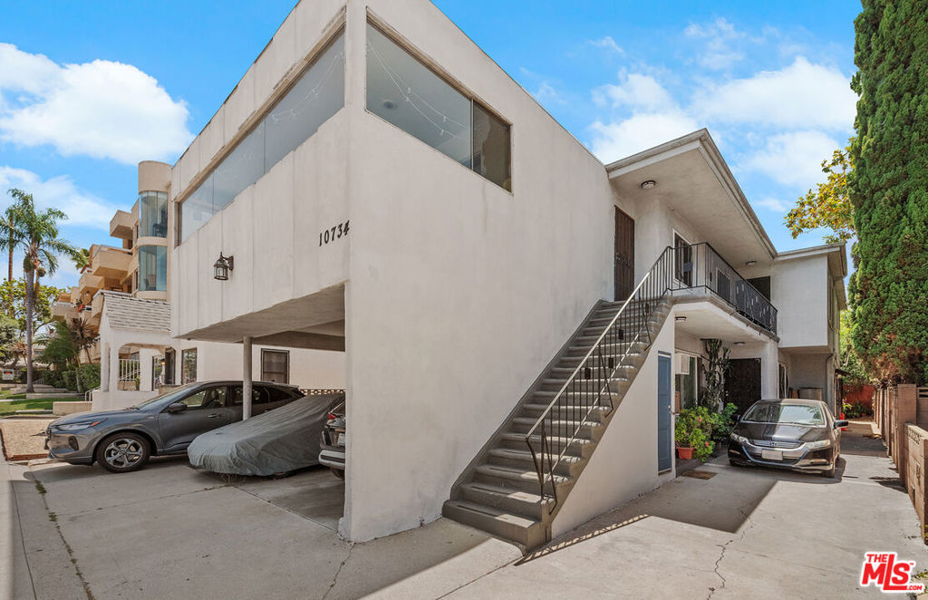 10734 Palms Boulevard Property Photo 8