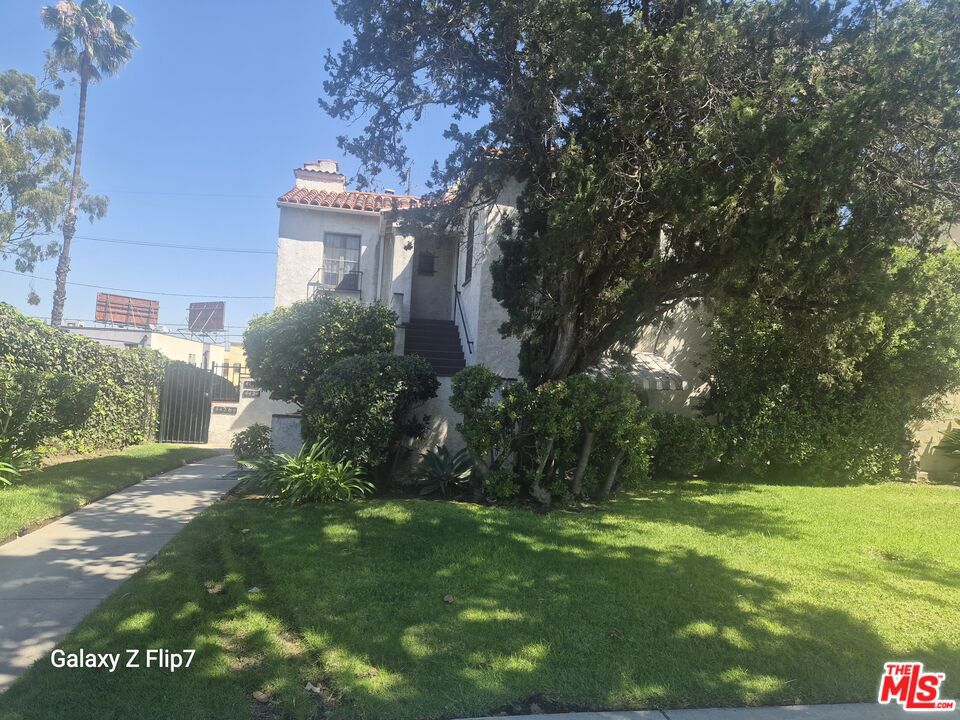 4426 S Victoria Avenue Property Photo 1
