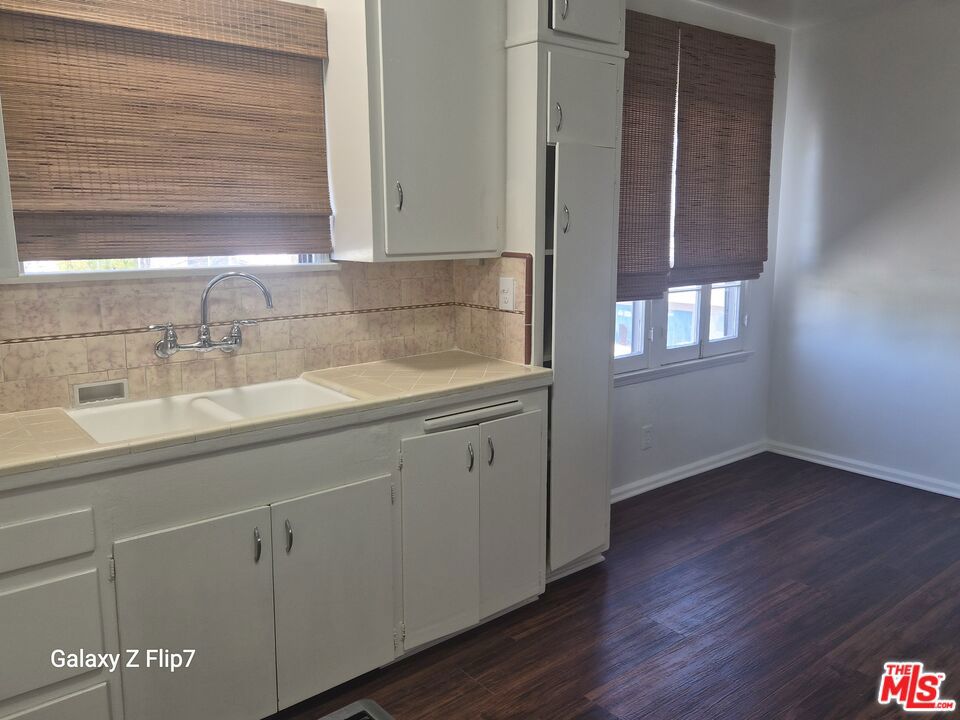 4426 S Victoria Avenue Property Photo 4