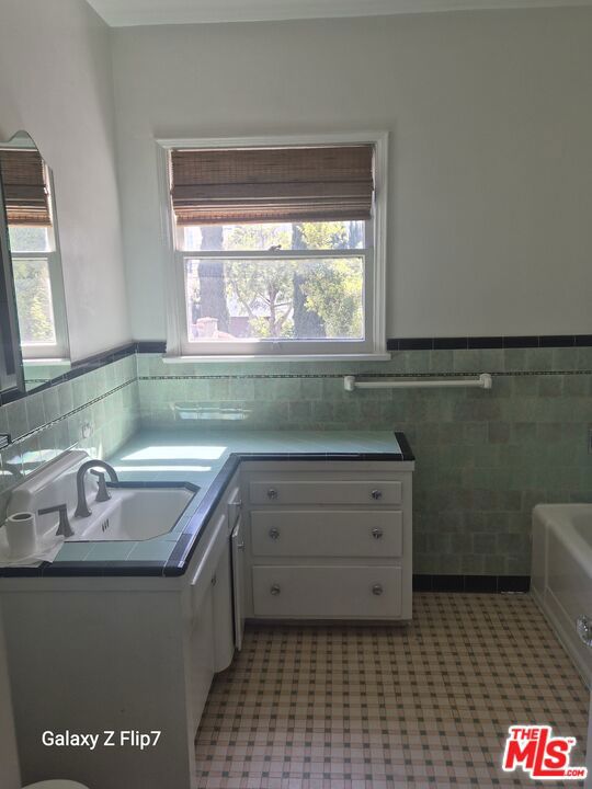 4426 S Victoria Avenue Property Photo 10