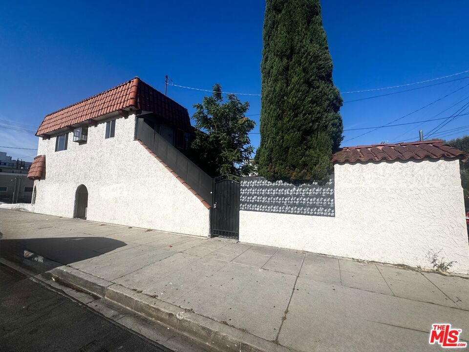 10626 Magnolia Boulevard Property Photo 7