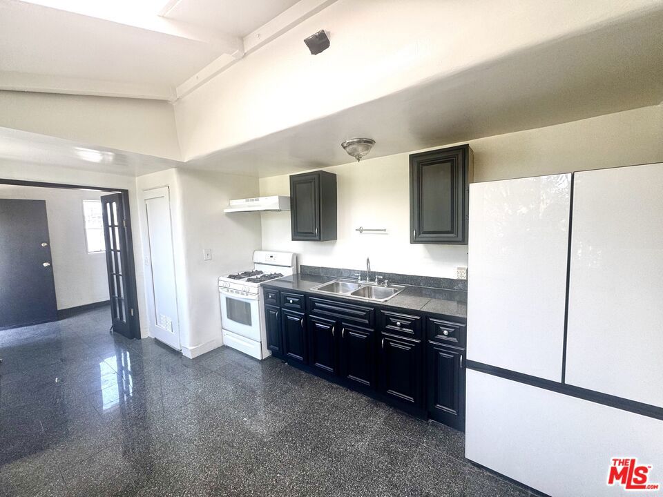 10626 1/2 Magnolia Boulevard Property Photo 3