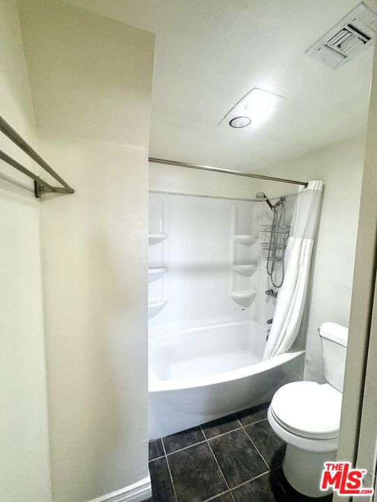 10626 1/2 Magnolia Boulevard Property Photo 4