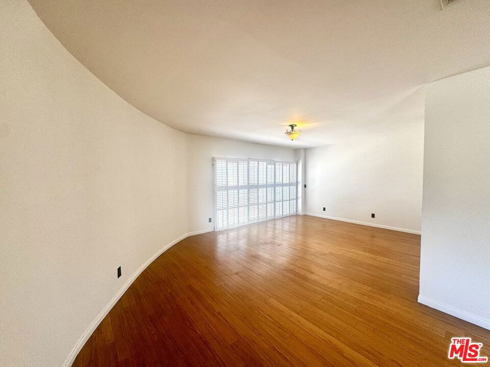 10626 1/2 Magnolia Boulevard Property Photo 9